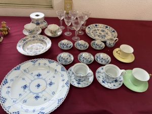 遺品整理による洋食器の買取 高松市で大量の食器を出張査定した様子