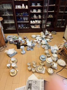 高松市で買取した洋食器 食器棚に並ぶマイセンやウェッジウッドなどのブランド食器